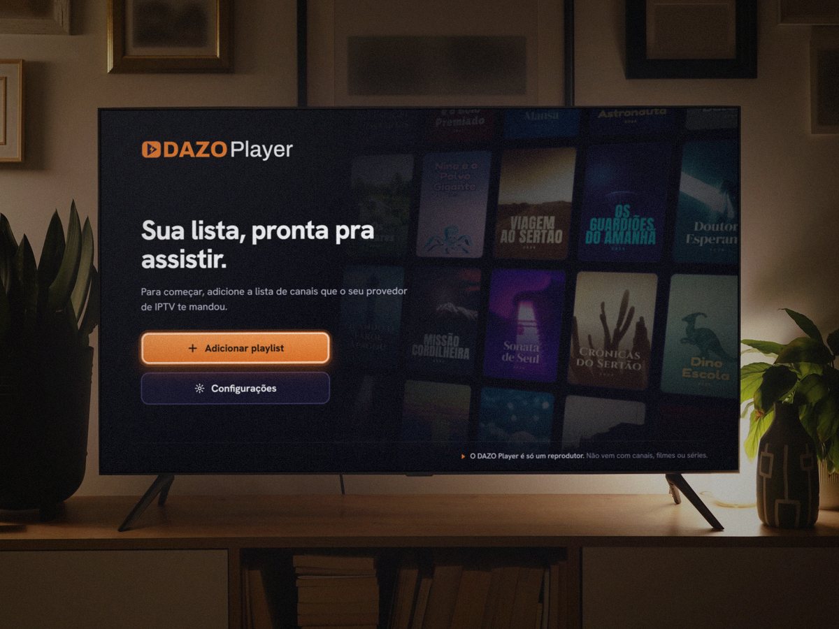 Uma TV numa sala à noite, com o DAZO Player recém-instalado na tela de boas-vindas: Sua lista, pronta pra assistir.