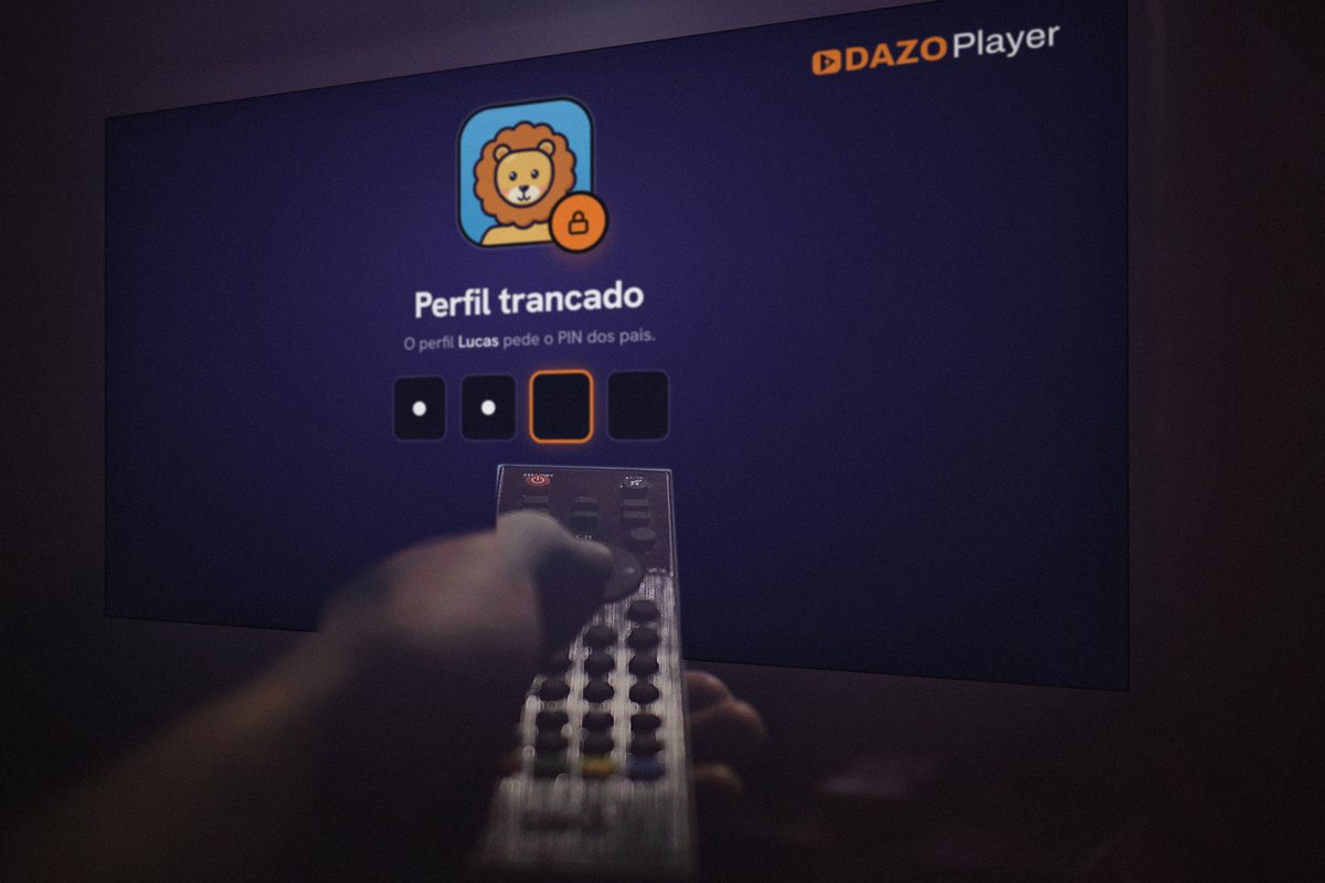 Uma mão aponta o controle para a TV, que mostra o perfil de Lucas trancado: o cadeado e os 4 espaços do PIN dos pais.
